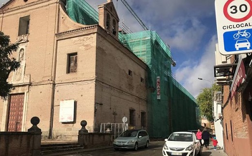 Edificio Simón Ruiz, donde se aprecian las obras de reforma que se están llevando a cabo. / O. G.